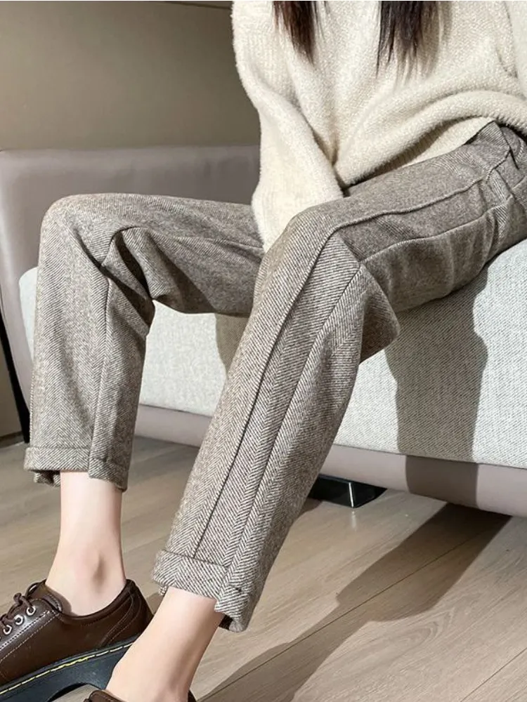 Emilio® | Chic And Versatile Summer Trousers - Image 11
