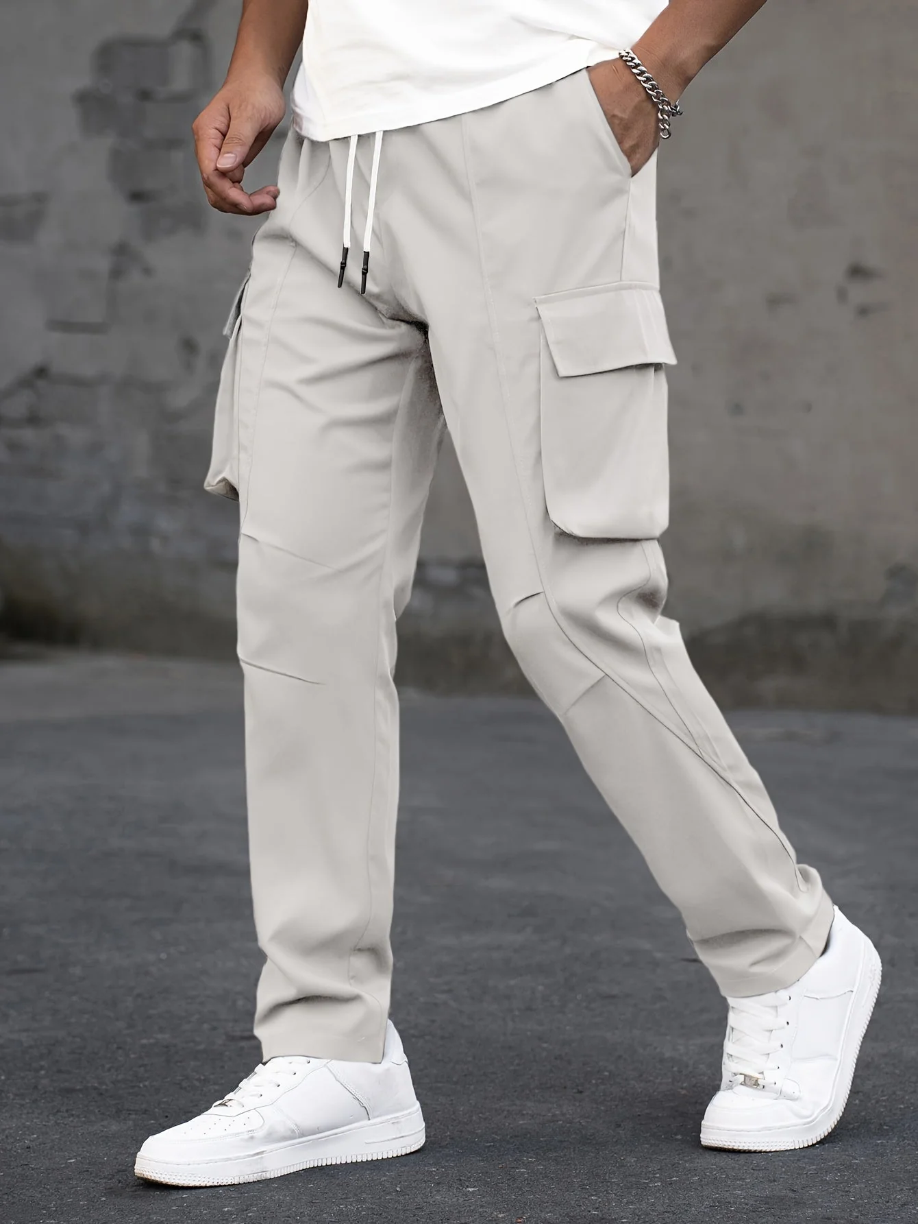 Levi® | Modern Cargo Pants With Pockets - Image 2