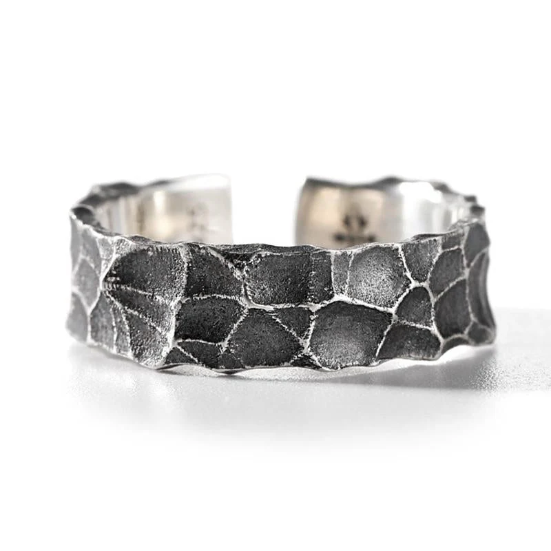 Men's Vine Hammer Pattern Distressed S Ring - Image 2